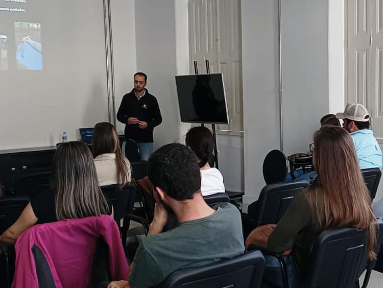 Alunos de Zootecnia da UFPel participam de aula ministrada pela ANC