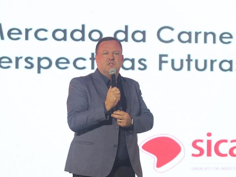 Palestras sobre ciclo da carne do campo ao varejo e sustentabilidade marcam abertura da 1ª Fenagen